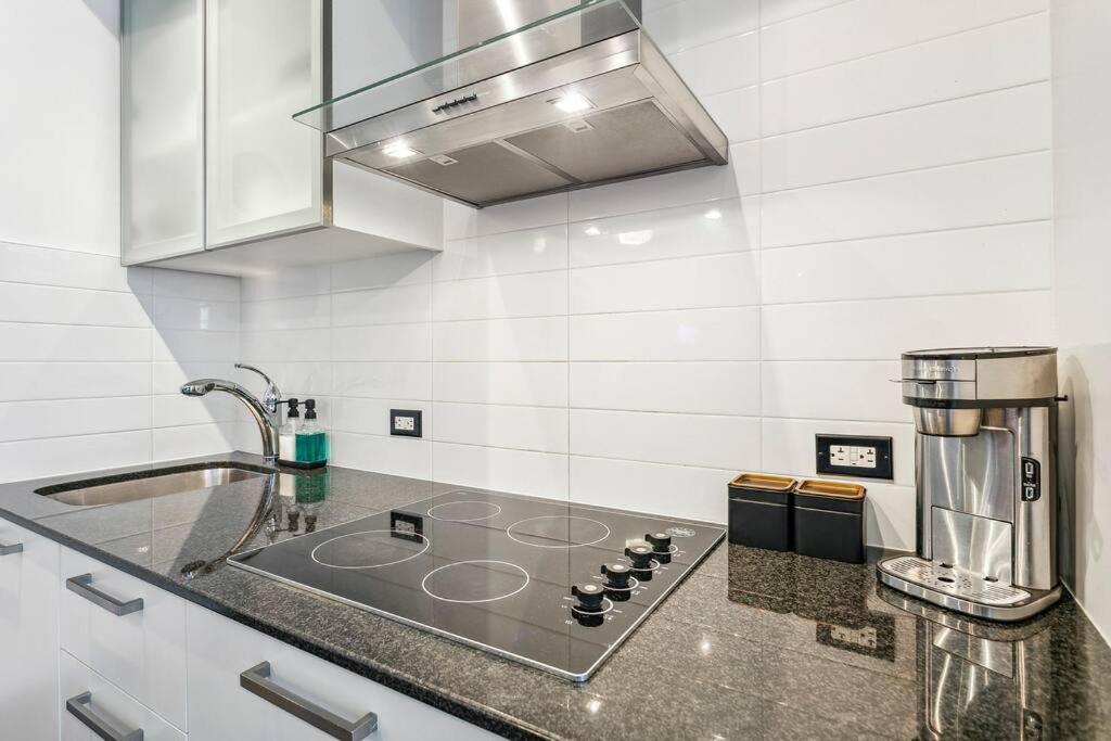 Luxury Condo - Steps To Everything - Balcony View トロント エクステリア 写真