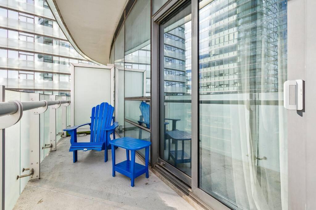 Luxury Condo - Steps To Everything - Balcony View トロント エクステリア 写真