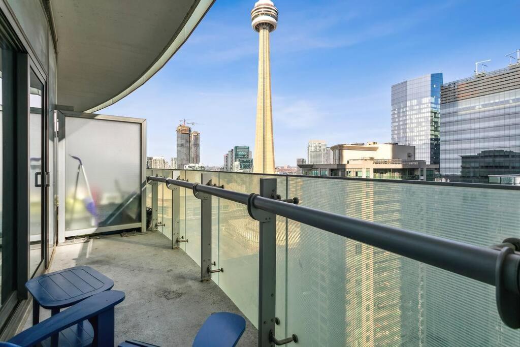 Luxury Condo - Steps To Everything - Balcony View トロント エクステリア 写真