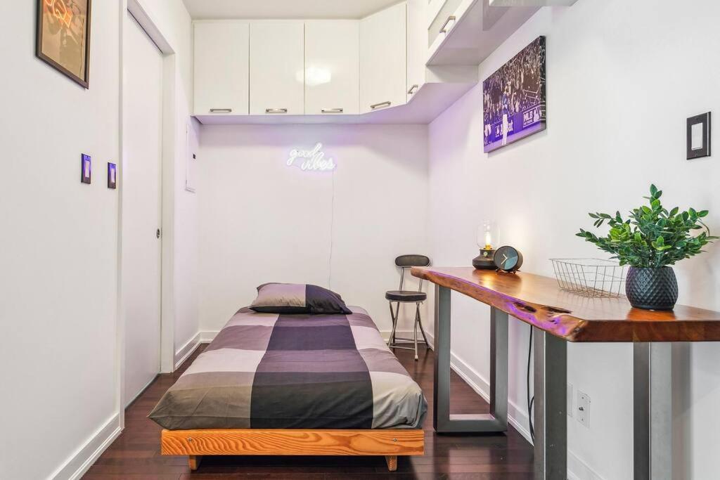 Luxury Condo - Steps To Everything - Balcony View トロント エクステリア 写真